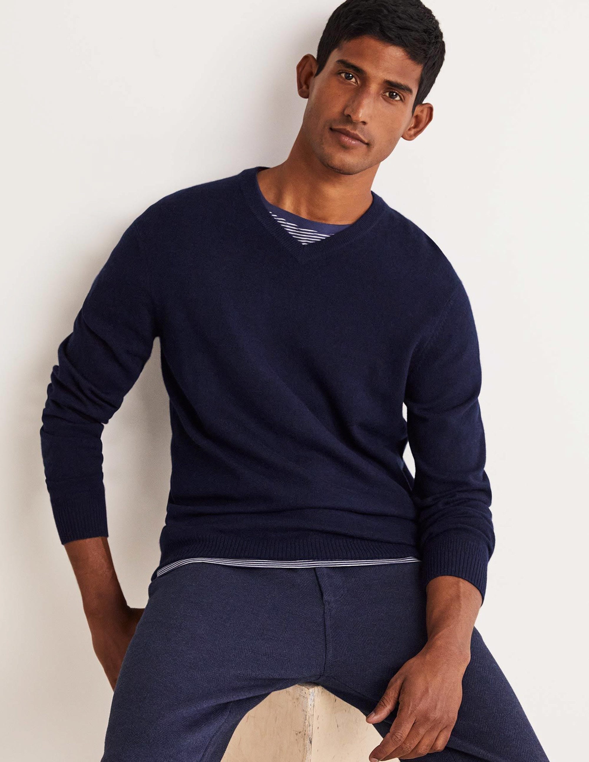Cashmere V-neck-Navy - Image 10