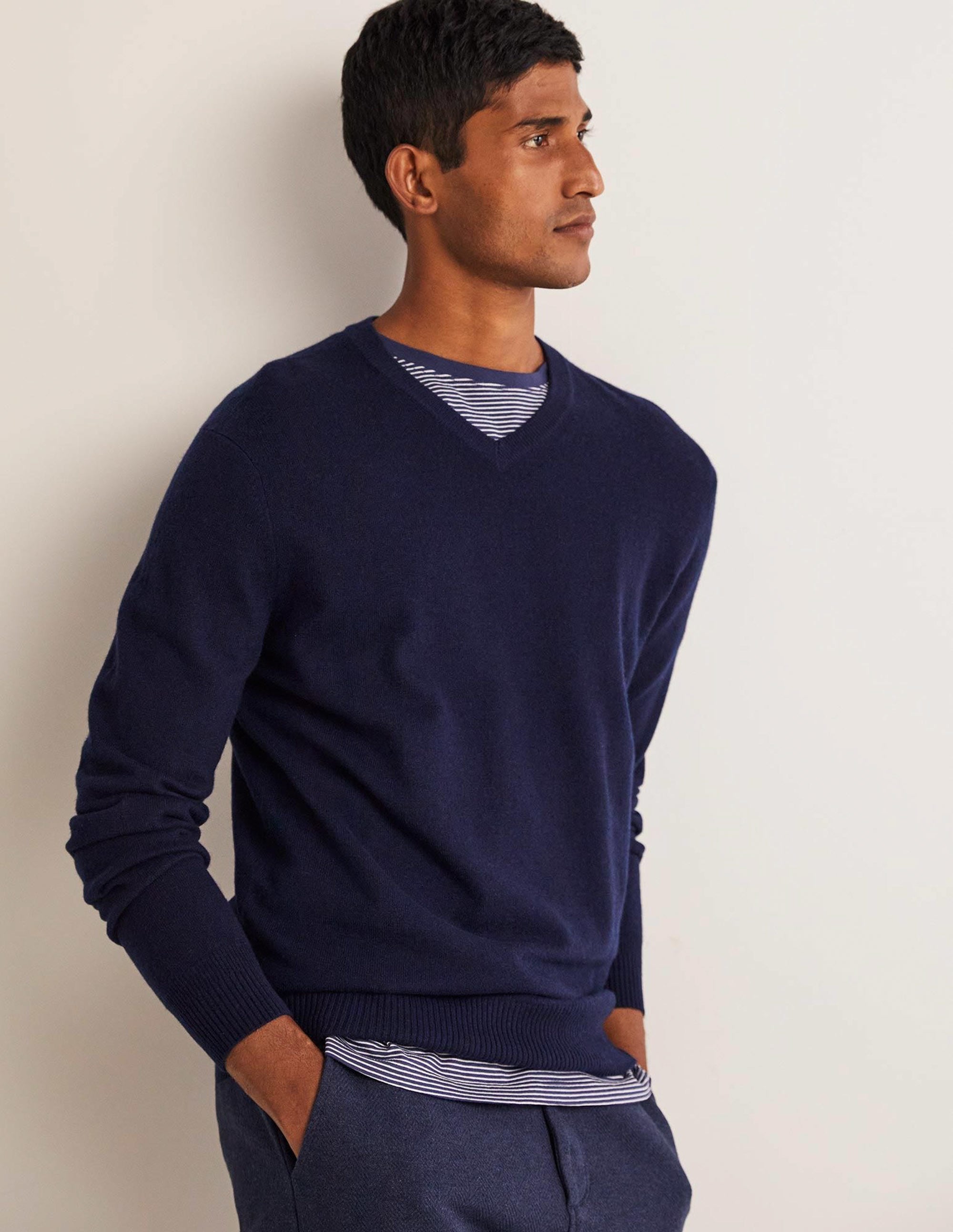 Cashmere V-neck-Navy - Image 6