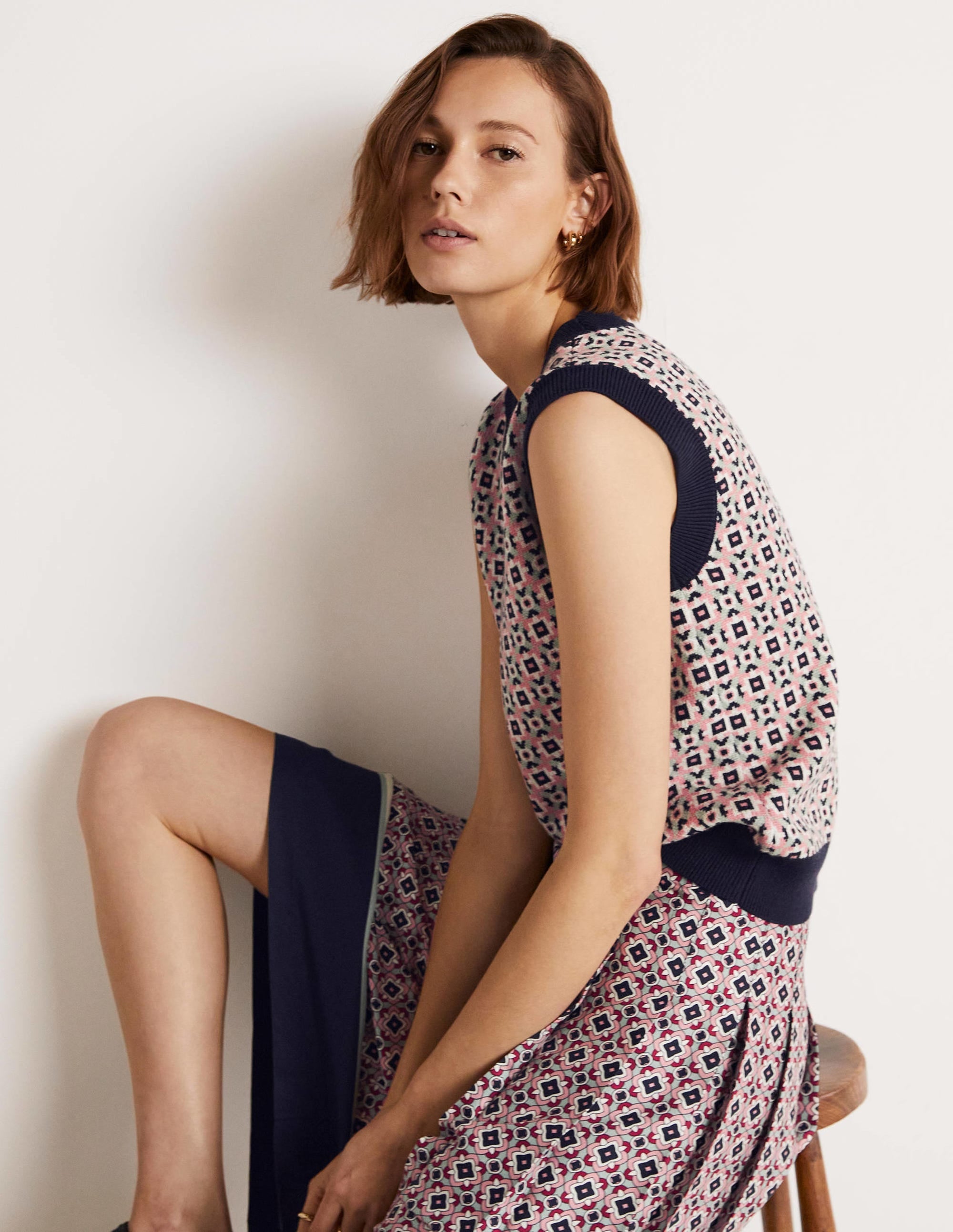 V-neck Knitted Tank Top-Almond Pink, Square Geo - Image 4