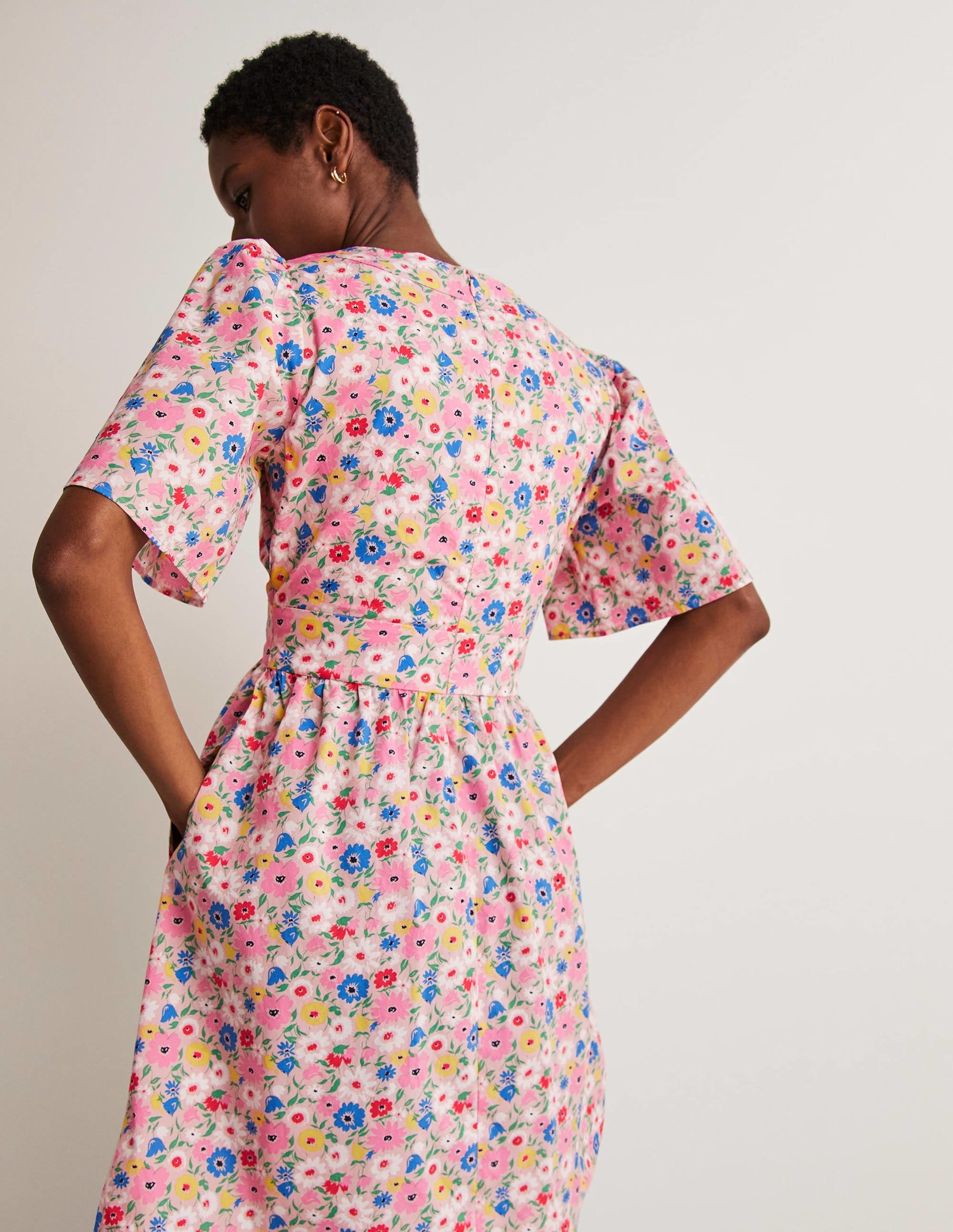 V-Neck Contrast Detail Dress-Milkshake, Elegant Bloom - Image 3