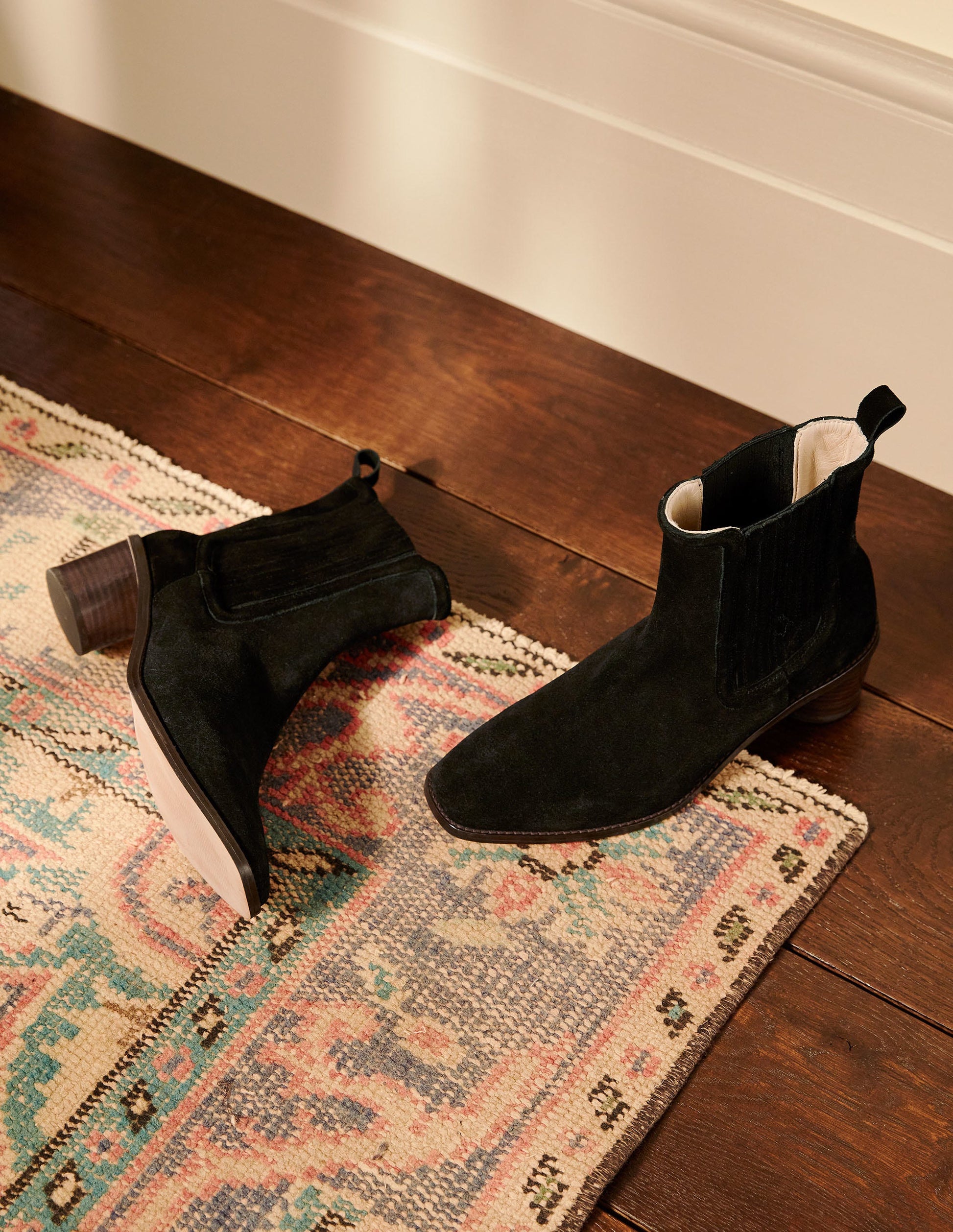 Round Heel Suede Chelsea Boots-Black-1