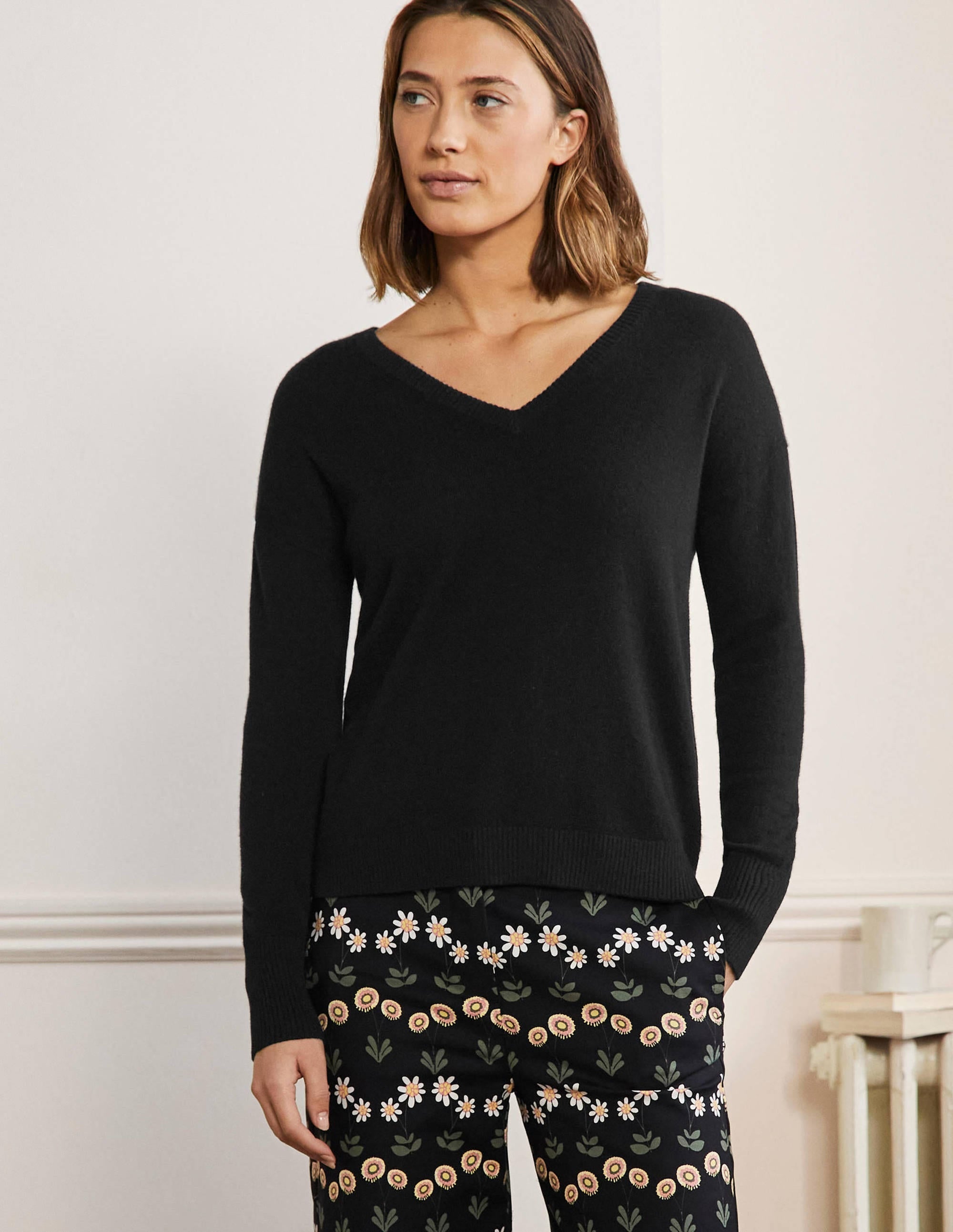 Cashmere V-neck Relaxed Jumper-Black - Image 1