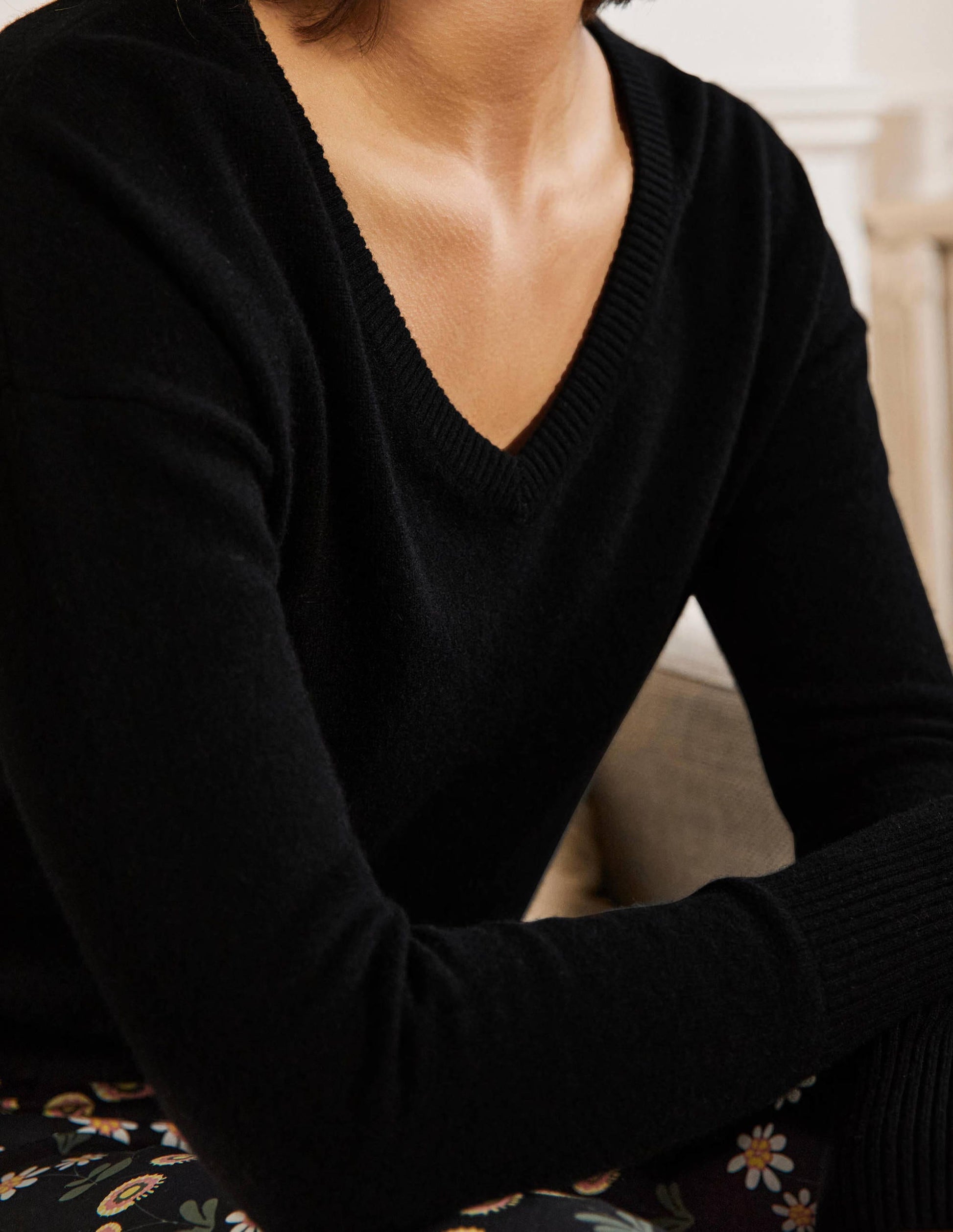 Cashmere V-neck Relaxed Jumper-Black-2