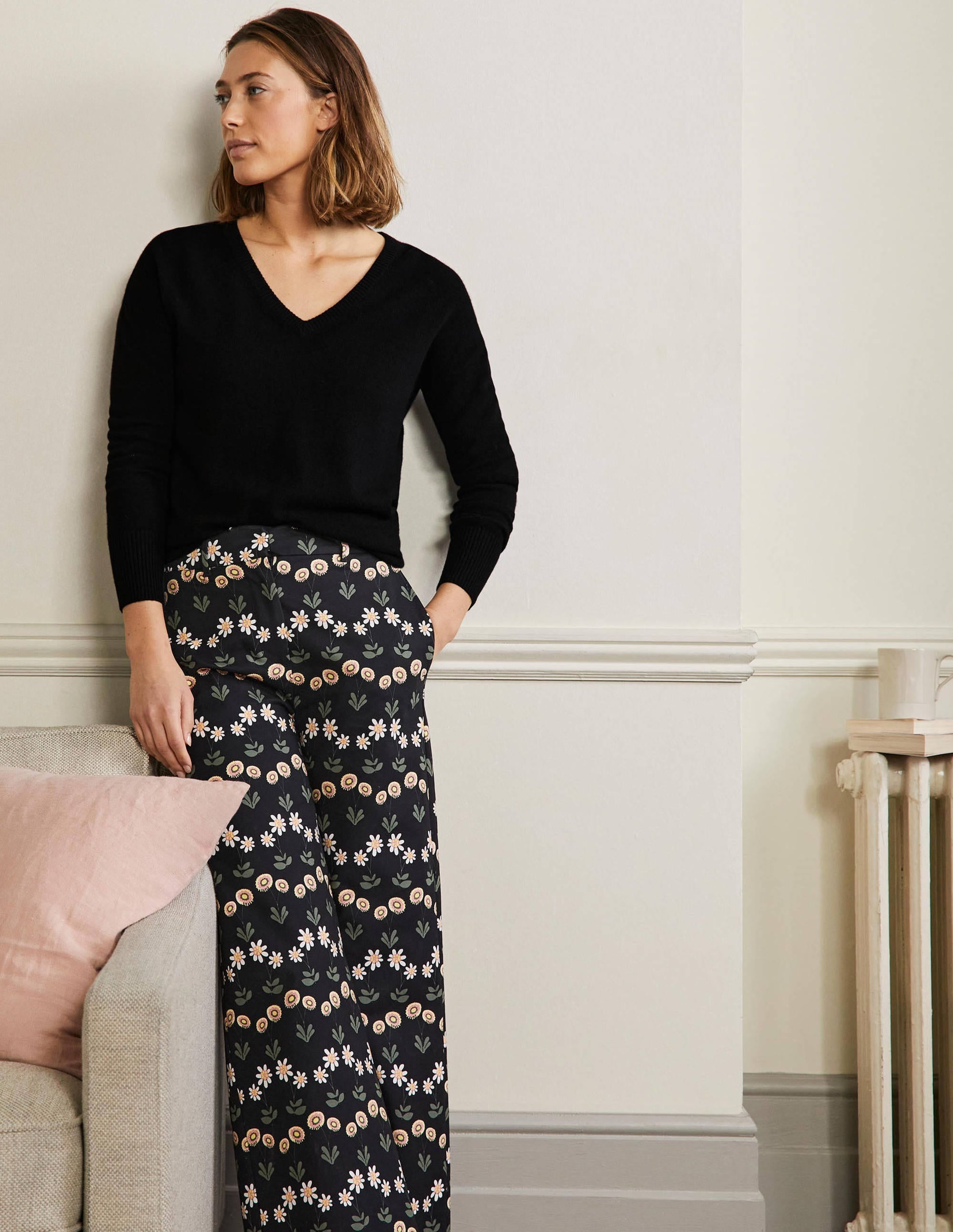 Cashmere V-neck Relaxed Jumper-Black - Image 4