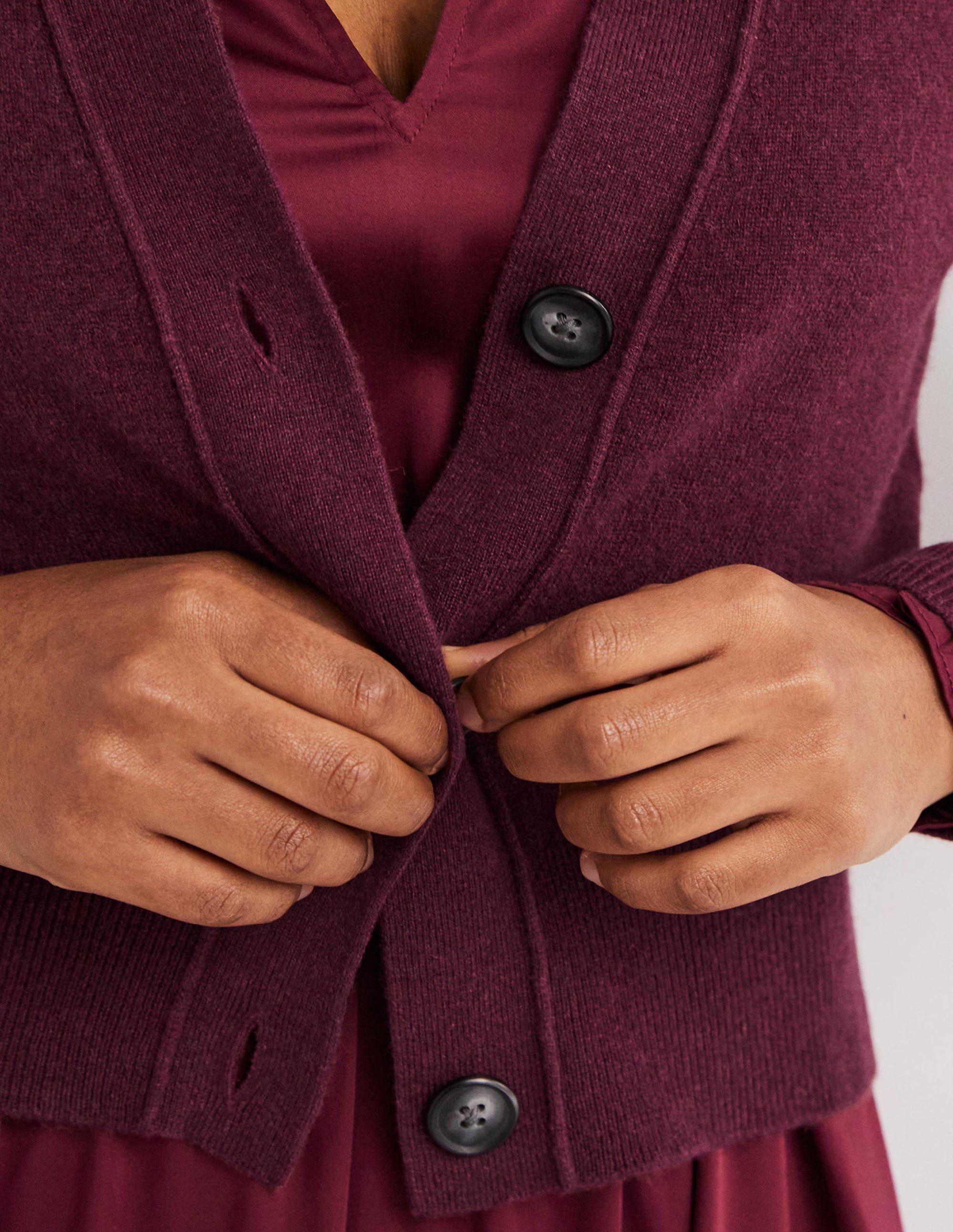 Cropped Cashmere V Cardigan-Mulled Wine Melange - Image 3
