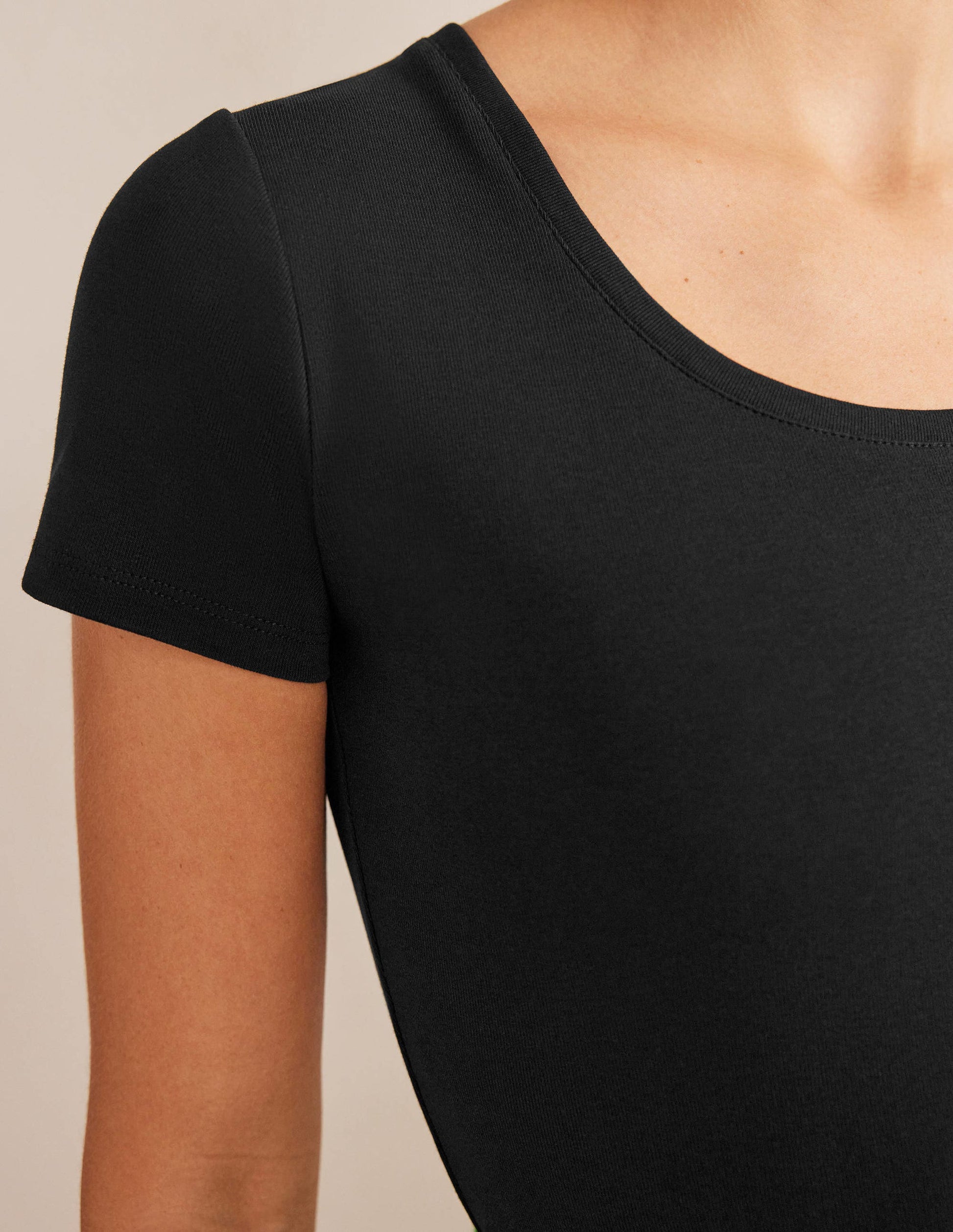 Essential Short Sleeve T-Shirt-Black-2