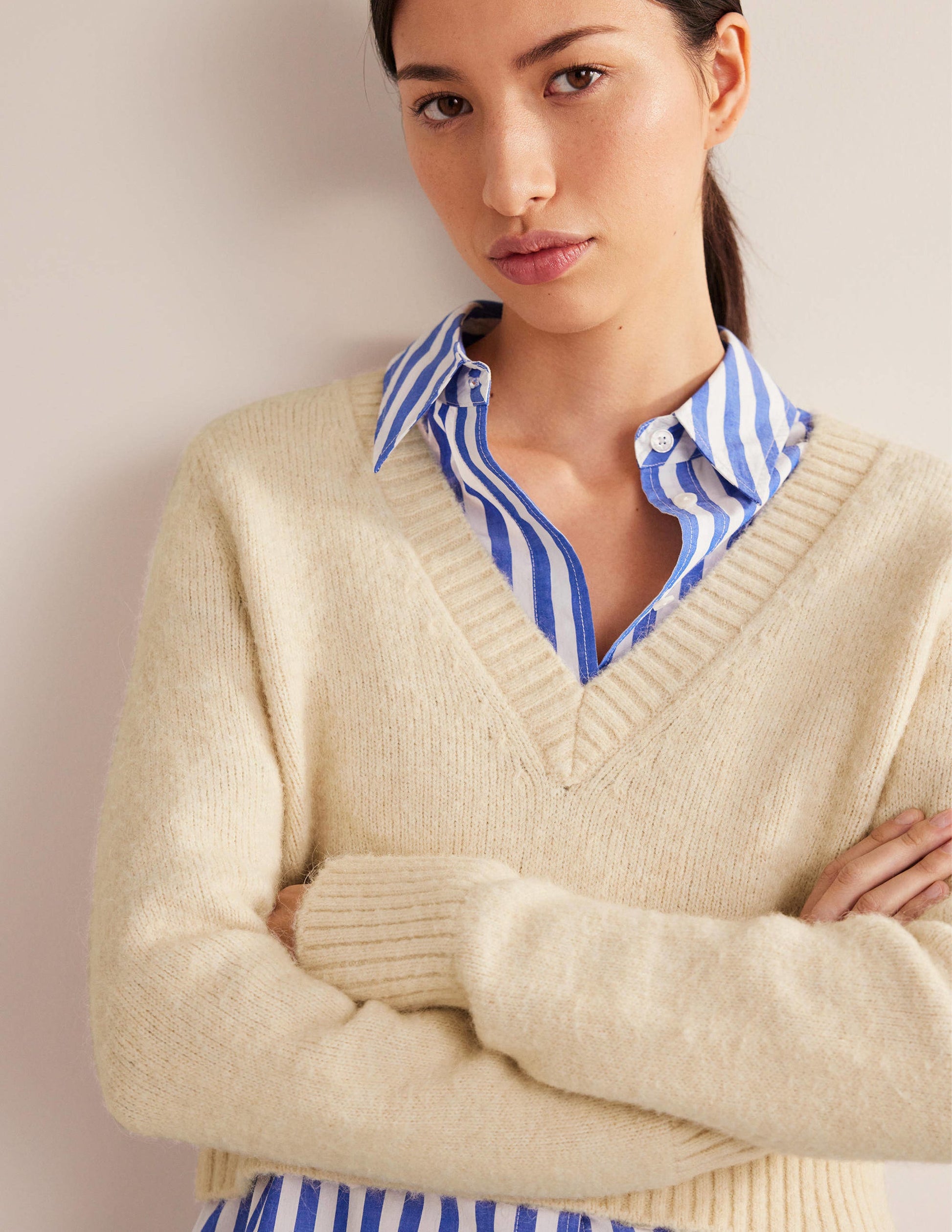 Fluffy Cropped V-Neck Jumper-Rope-4